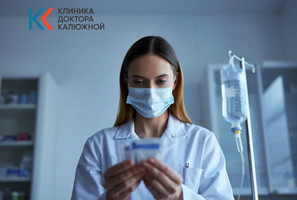 Девушка врач с уколом